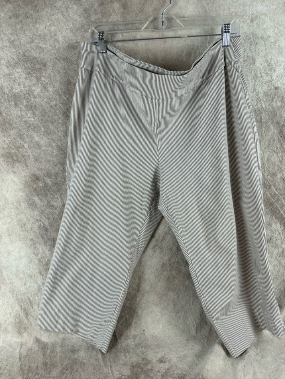 Dana Buchman Light Gray Pinstripe Capris XL Summer Capri